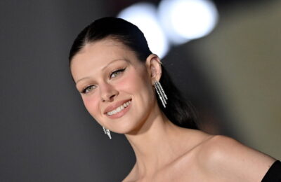 Manichiura „Blizzard French” a lui Nicola Peltz mă face mai puțin nervos la frig – vezi pozele