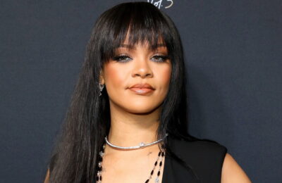 Rihanna își tachinează spectacolul de la Super Bowl într-o sculptură de păr complet — Vezi videoclipul