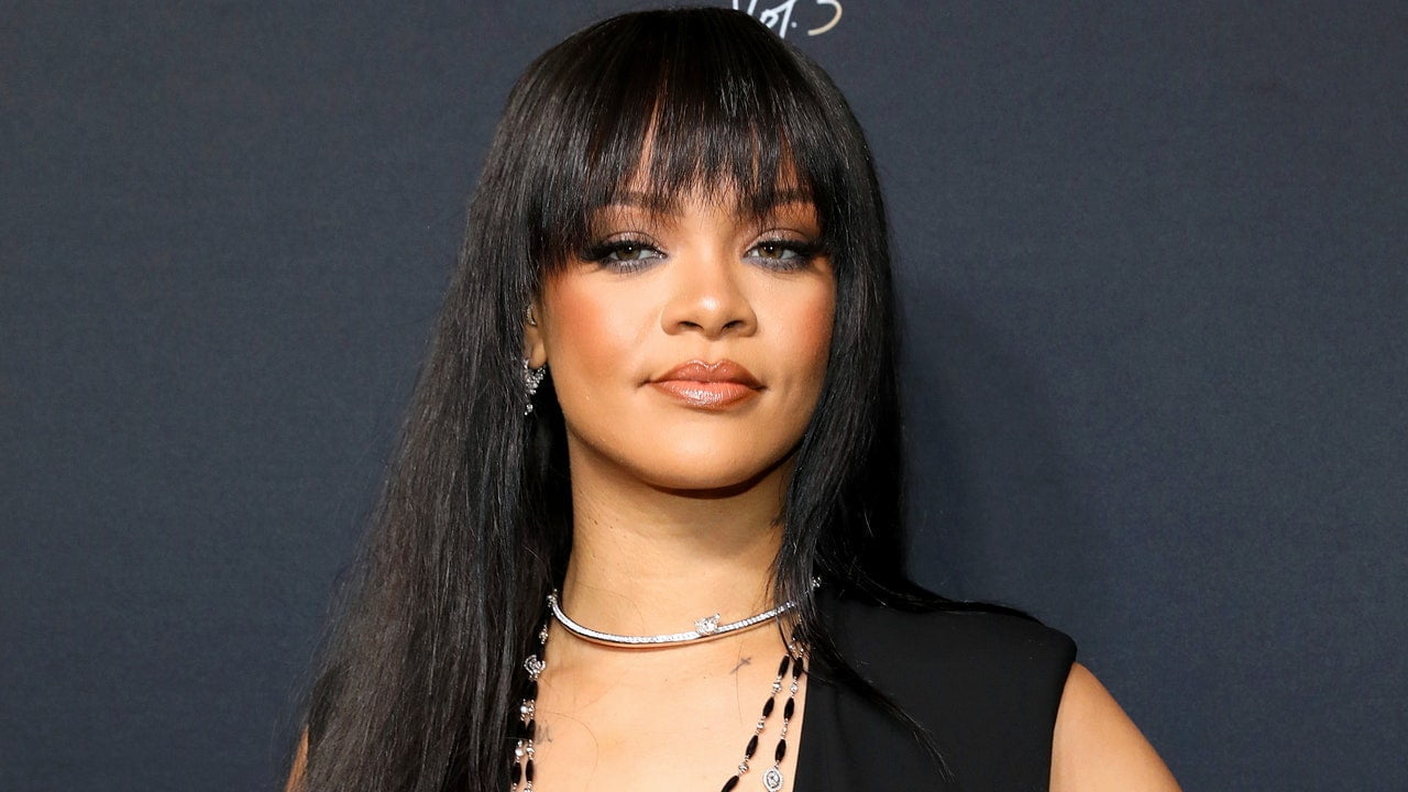 Rihanna își tachinează spectacolul de la Super Bowl într-o sculptură de păr complet — Vezi videoclipul