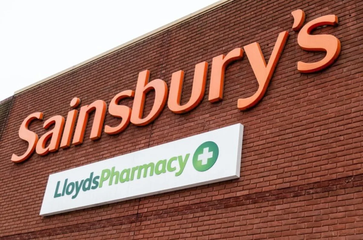 Lloyds Pharmacy va închide toate cele 237 de magazine Sainsbury’s