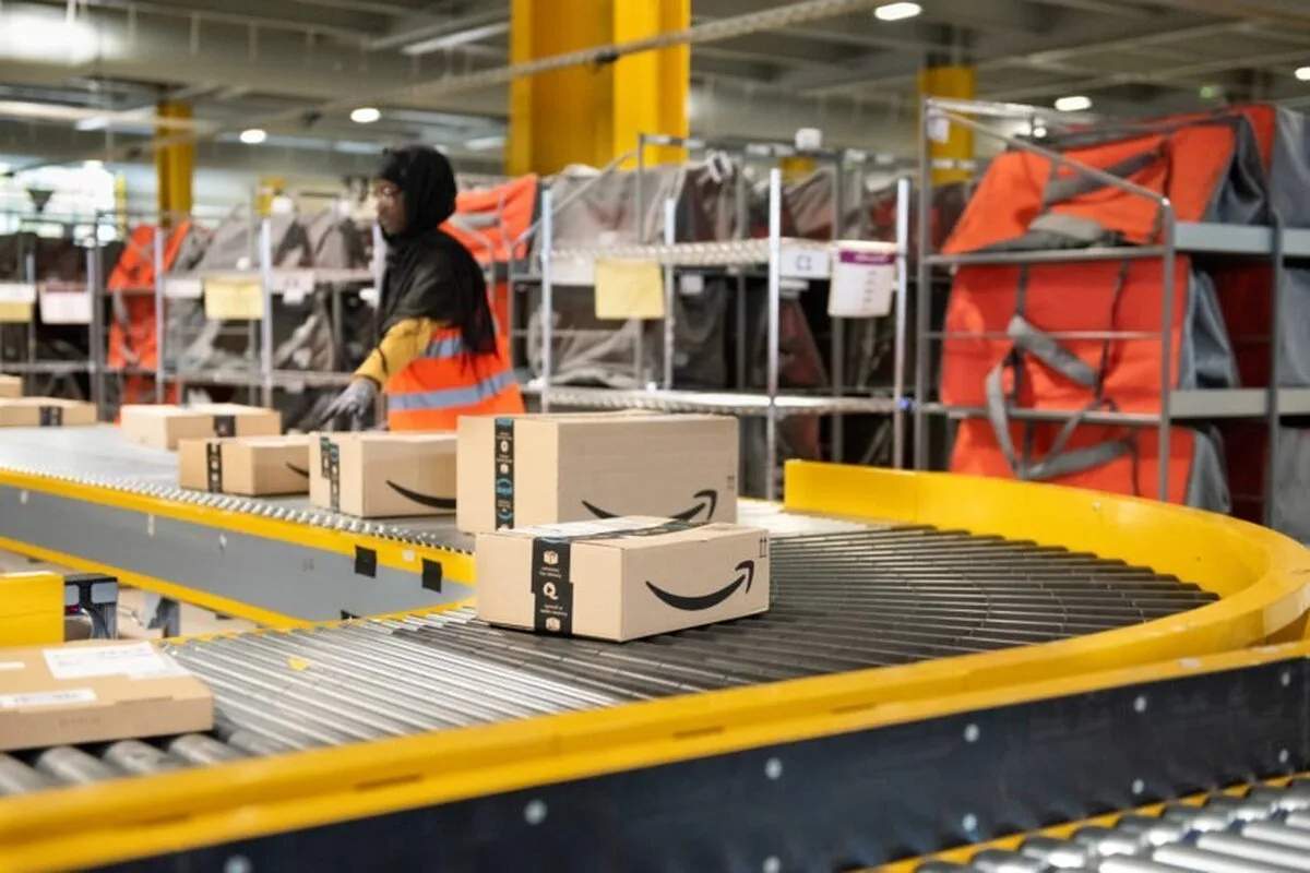 Amazon va închide trei depozite din Marea Britanie, afectând 1.200 de locuri de muncă