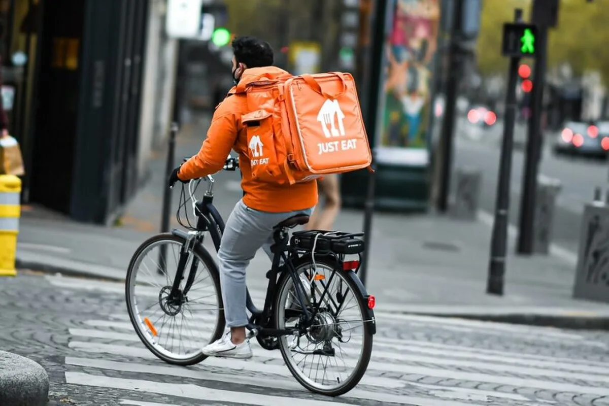 Semnele de la Sainsbury se referă la aplicația de livrare a alimentelor Just Eat