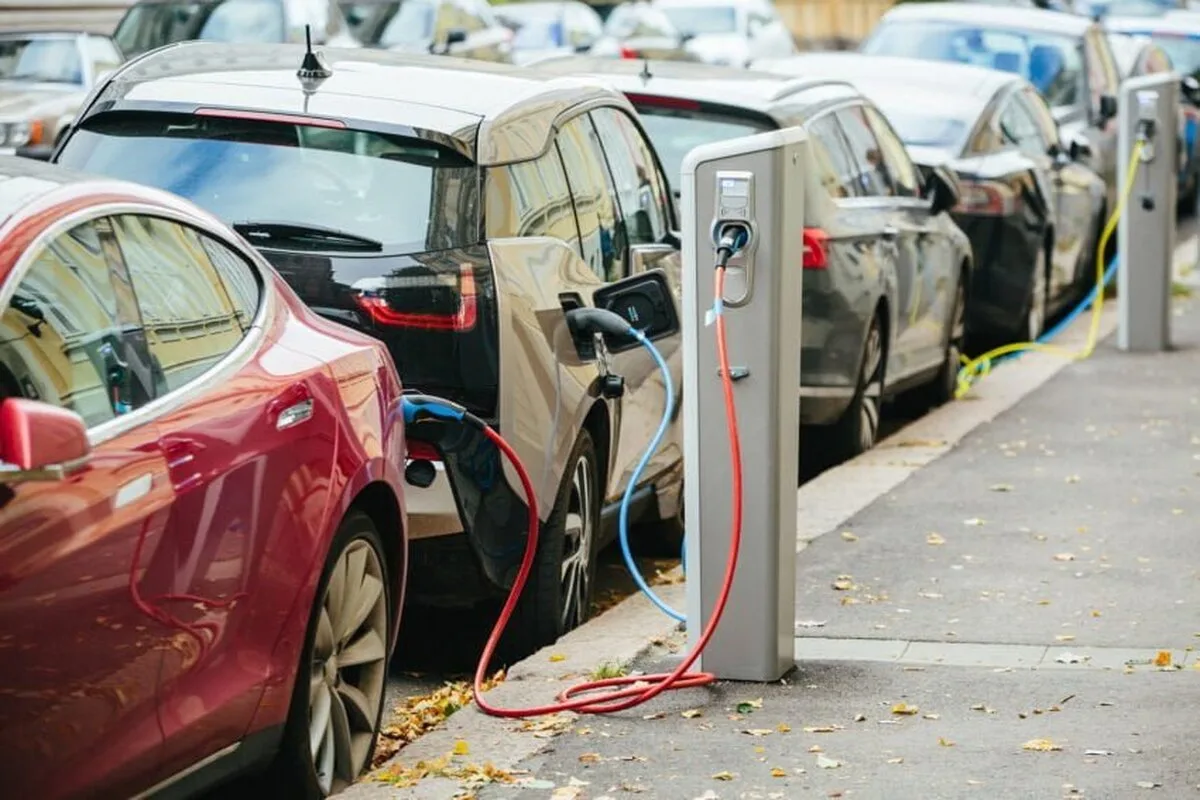 Vânzările de mașini electrice au atins un nivel record în Marea Britanie, în ciuda întreruperii lanțului de aprovizionare