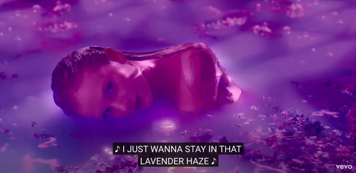 Taylor Swift se apleacă asupra trendului de frumusețe gotică și romantică în videoclipul „Lavender Haze” – Vezi video-ul