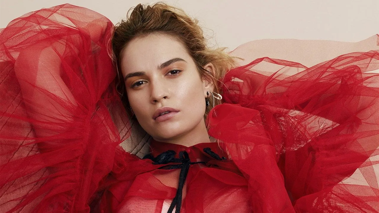 Lily James la Cinecittà Glamour și secretul strălucirii incandescente