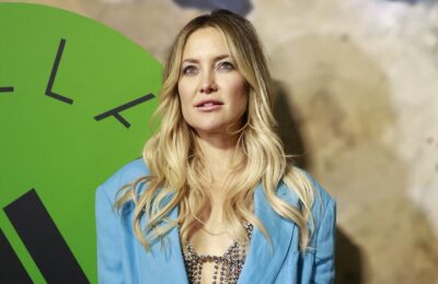 Kate Hudson poartă un top cu sutien de cristal strălucitor