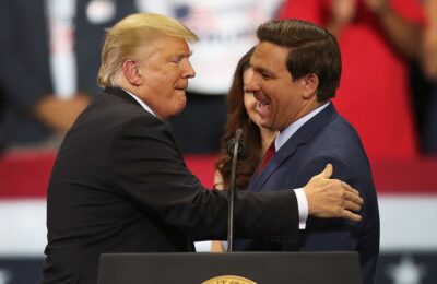 Donald Trump este la o zi distanță de a lăsa un cap de cal în patul lui Ron DeSantis