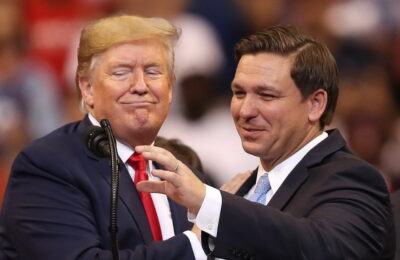 Ron DeSantis se folosește de memorii pentru a ne reaminti de dragostea sa permanentă pentru Donald Trump