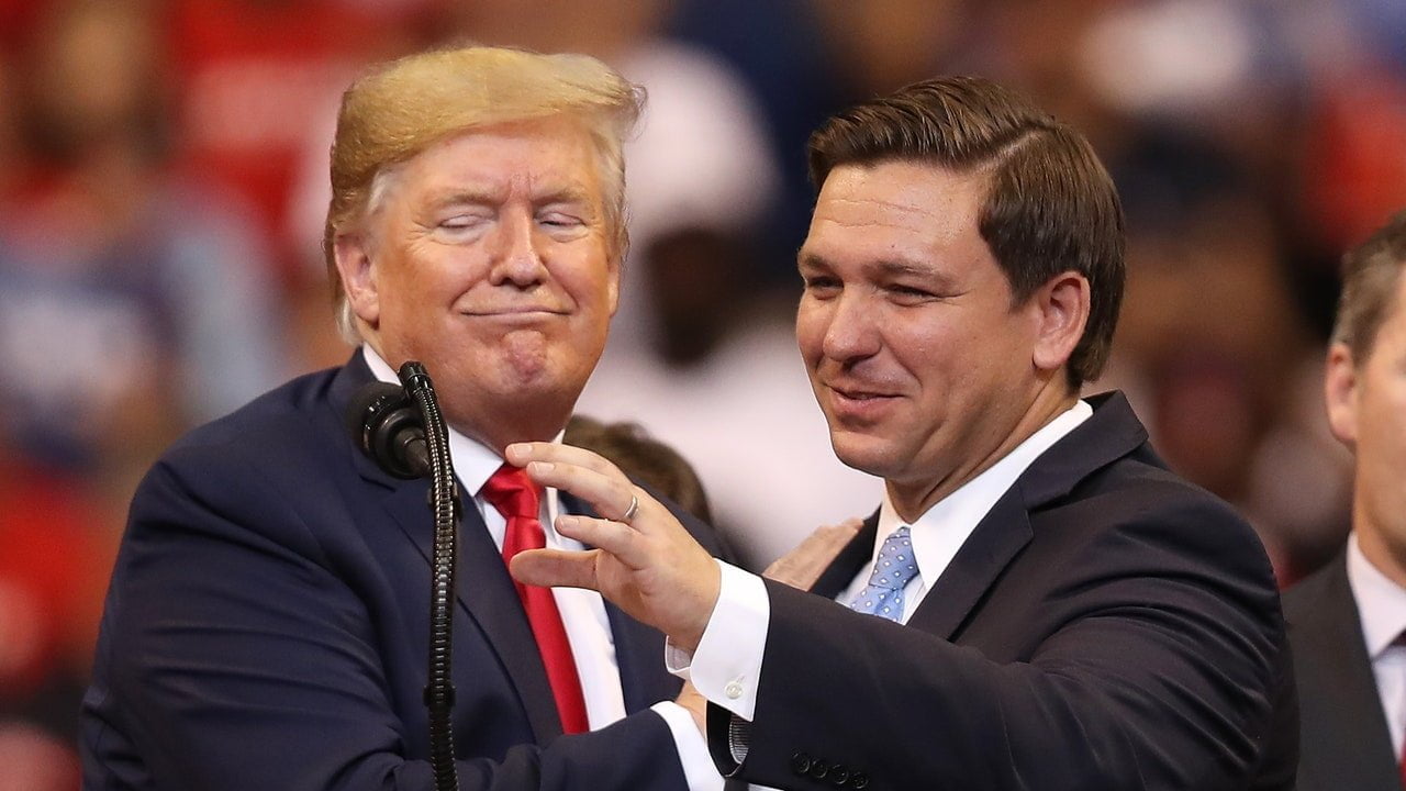 Ron DeSantis se folosește de memorii pentru a ne reaminti de dragostea sa permanentă pentru Donald Trump