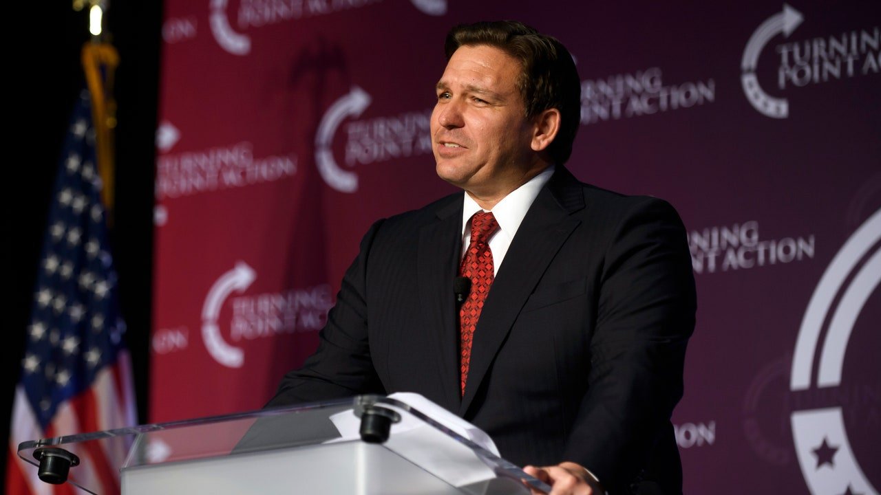 Ron DeSantis reușește să intimideze cu succes College Board pentru a adapta studiile afro-americane AP la nevoile albilor fragili