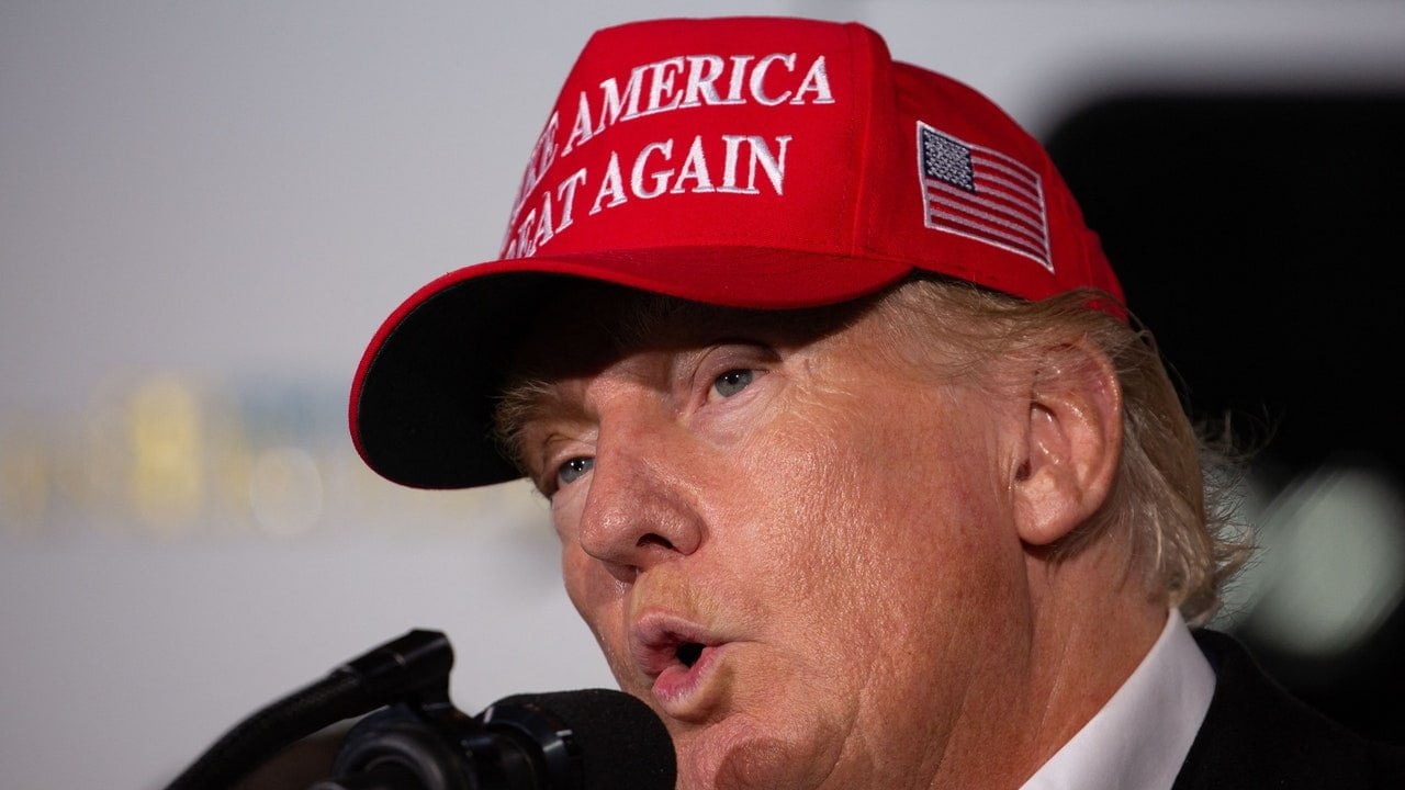 Trump uită să menționeze reglementările privind siguranța trenurilor pe care le-a eliminat în timpul vizitei în East Palestine, Ohio