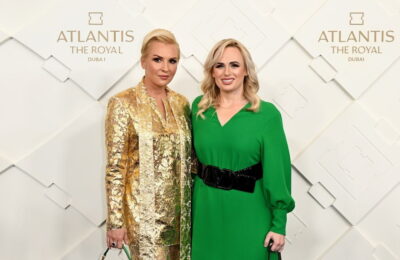 Rebel Wilson și Ramona Agruma se logodesc la Disneyland