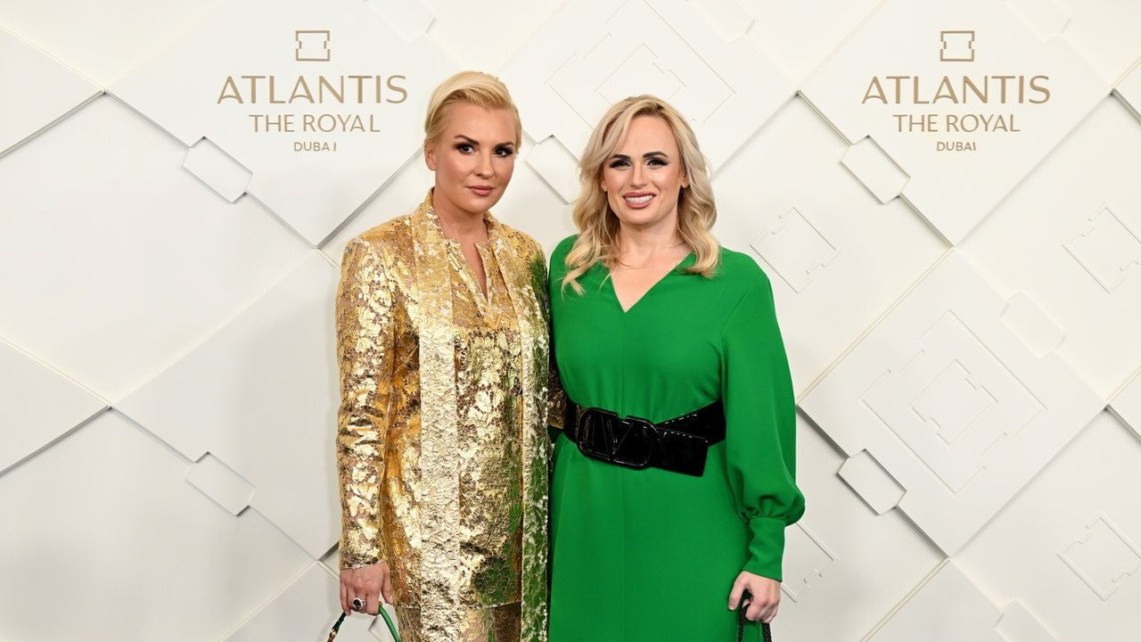 Rebel Wilson și Ramona Agruma se logodesc la Disneyland