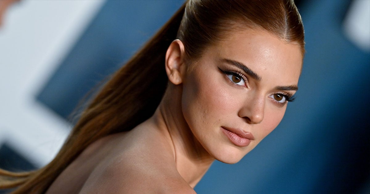 Kendall Jenner într-o rochie decupată Jean Paul Gaultier  Fotografii