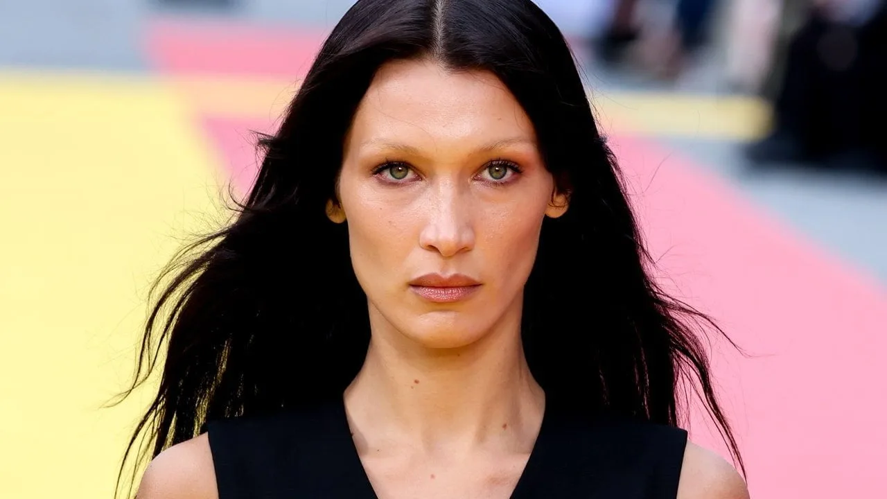 Bella Hadid a dat tendinței de eyeliner pentru cățeluși o întorsătură îndrăzneață și smudgy – Vezi video