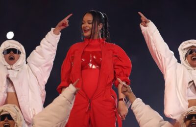 Rihanna confirmă că este însărcinată, după ce a cântat în pauza Super Bowl 2023