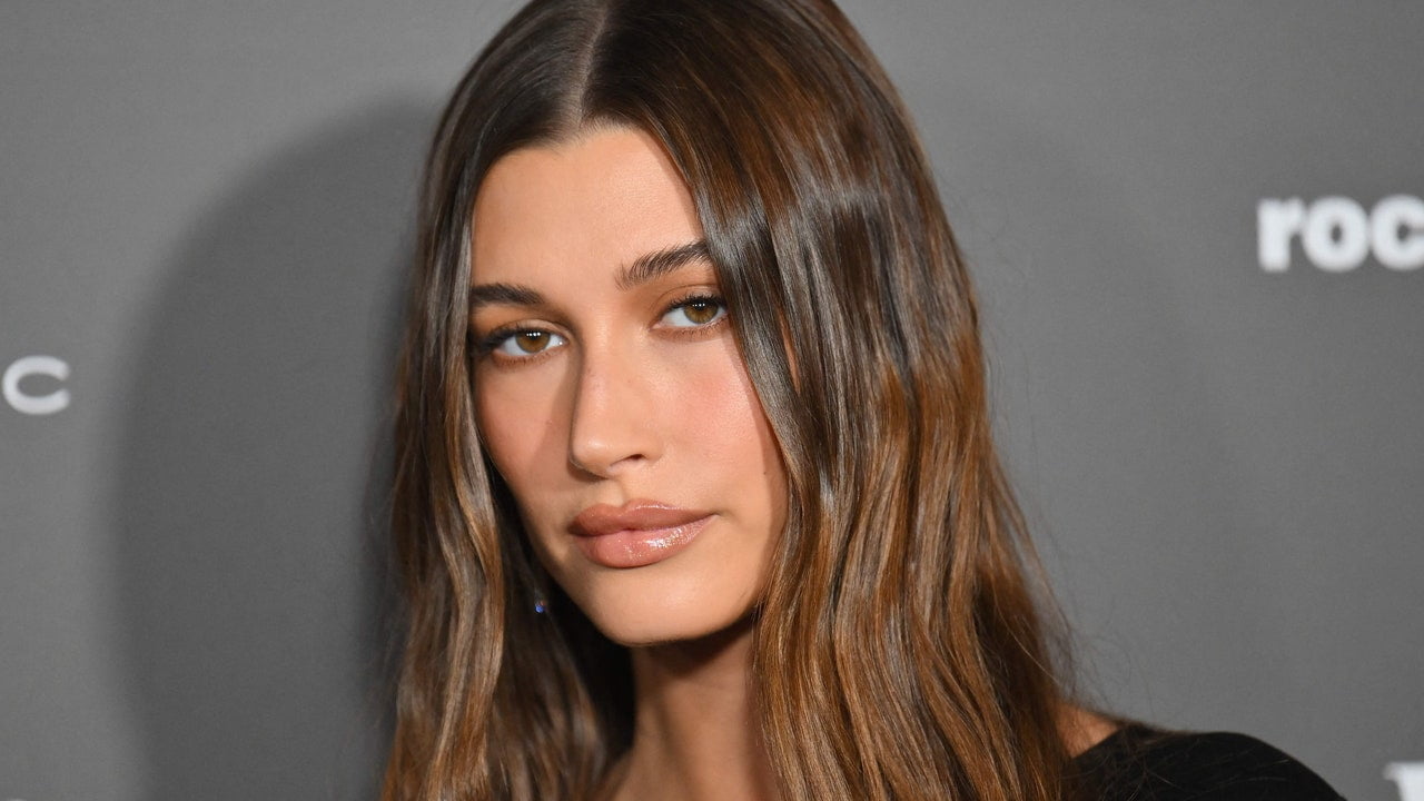 Hailey Bieber a purtat practic versiunea de lenjerie intimă a machiajului – Vezi video