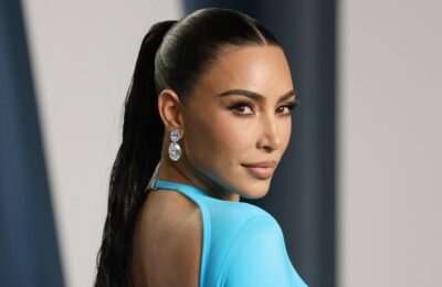 Kim Kardashian și-a făcut cel mai Myspace selfie cu cea mai Myspace manichiură – Vezi foto