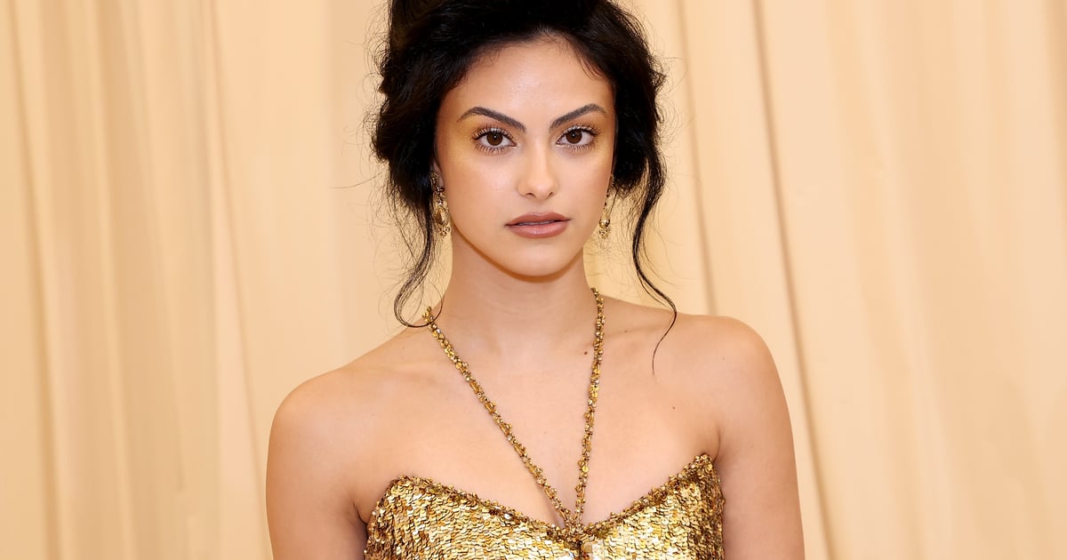 Sutienul și chiloții lui Camila Mendes la show-ul Coach Fall 2023