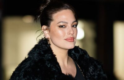Ashley Graham poartă o rochie cu croială dramatică până la coapse  Fotografie