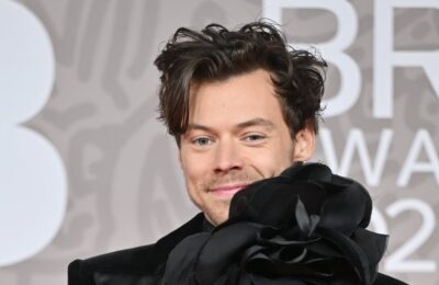 Harry Styles, costum peplum și păr vopsit la Brits 2023