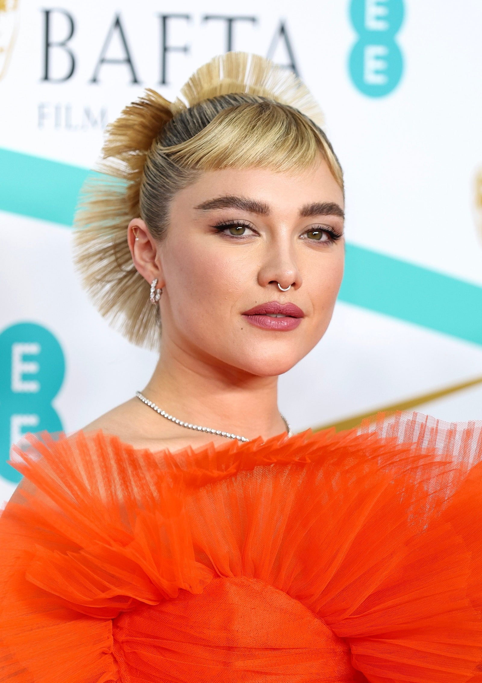 Cea mai recentă coafură a lui Florence Pugh pe covorul roșu sfidează practic fizica – Vezi poze