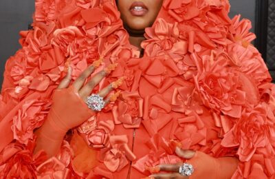 Lizzo este o mare floare umană la Premiile Grammy 2023 – Vezi poze