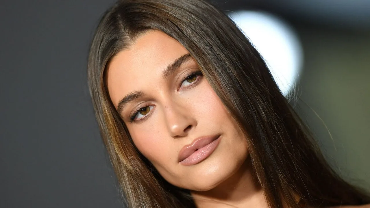 Hailey Bieber a purtat un machiaj neobișnuit de îndrăzneț pentru Ziua Îndrăgostiților – Vezi poze