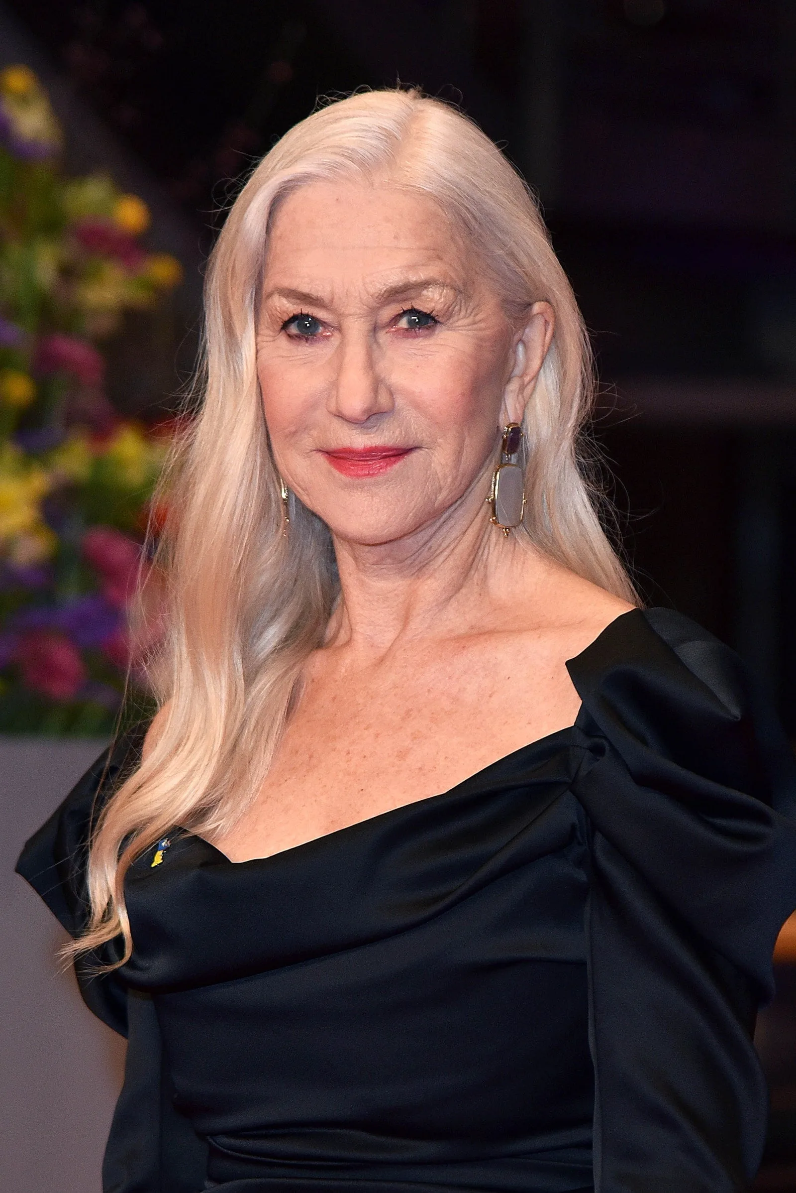 Valurile argintii curgătoare ale lui Helen Mirren au făcut o declarație subtilă, dar puternică – Vezi foto