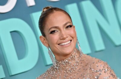 Vei avea nevoie de ochelari de soare pentru a vedea cum arată Jennifer Lopez cu pielea de gogoașă glazurată – Vezi poze