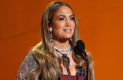 Clipește și vei rata detaliul superb al manichiurii lui Jennifer Lopez de la Grammy – Vezi foto