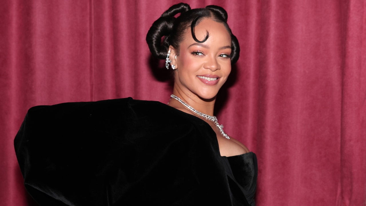 Rihanna a purtat roșu din cap până în picioare, inclusiv buzele și unghiile roșii, pentru spectacolul din pauza Super Bowl – Vezi fotografiile