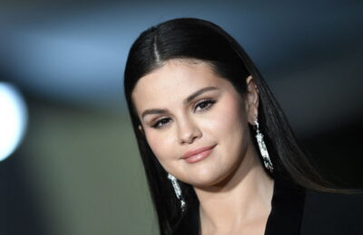 Manichiura cu imprimeuri florale a Selenei Gomez are prea multe detalii complicate pentru a fi numărate – Vezi poze