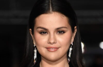 Priviți cum Selena Gomez își unge fața cu fond de ten în numele TikTok – Vezi video