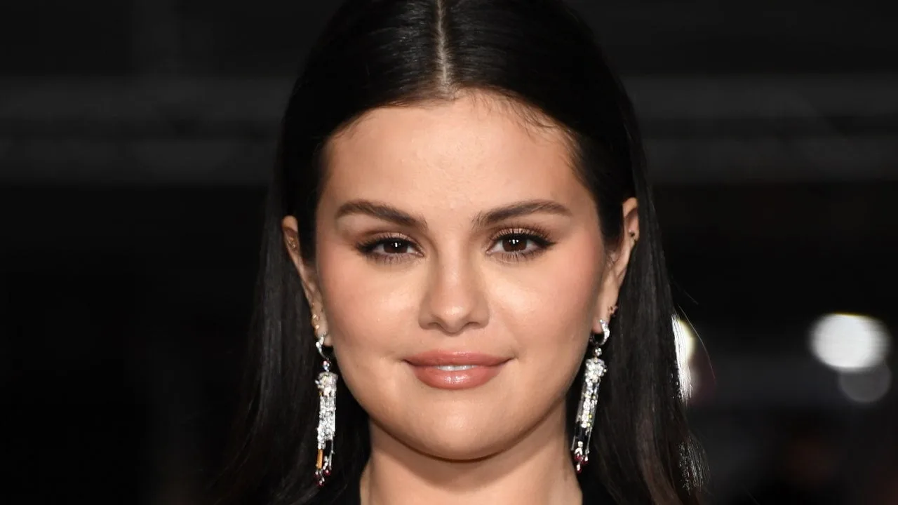 Priviți cum Selena Gomez își unge fața cu fond de ten în numele TikTok – Vezi video