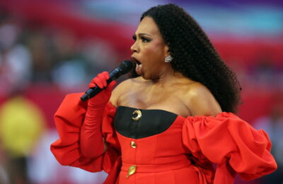 Sheryl Lee Ralph a dat startul la Super Bowl cu buze super lucioase și un fard de ochi auriu strălucitor – Vezi fotografiile