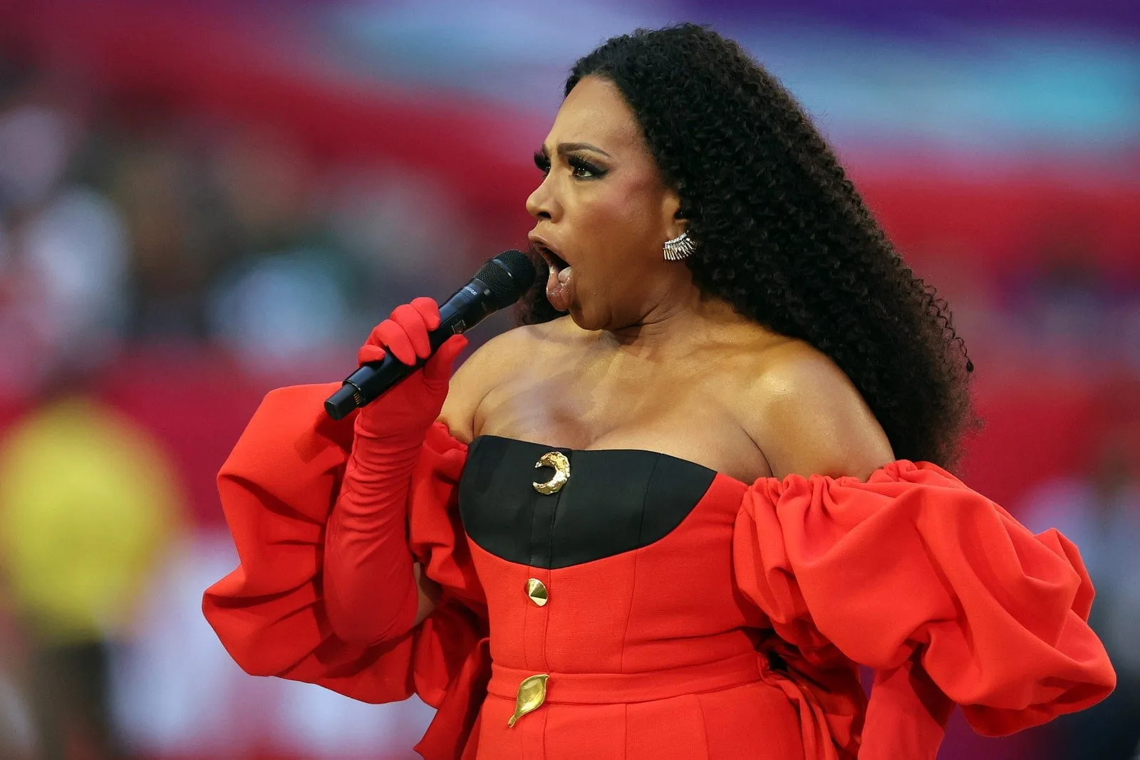 Sheryl Lee Ralph a dat startul la Super Bowl cu buze super lucioase și un fard de ochi auriu strălucitor – Vezi fotografiile