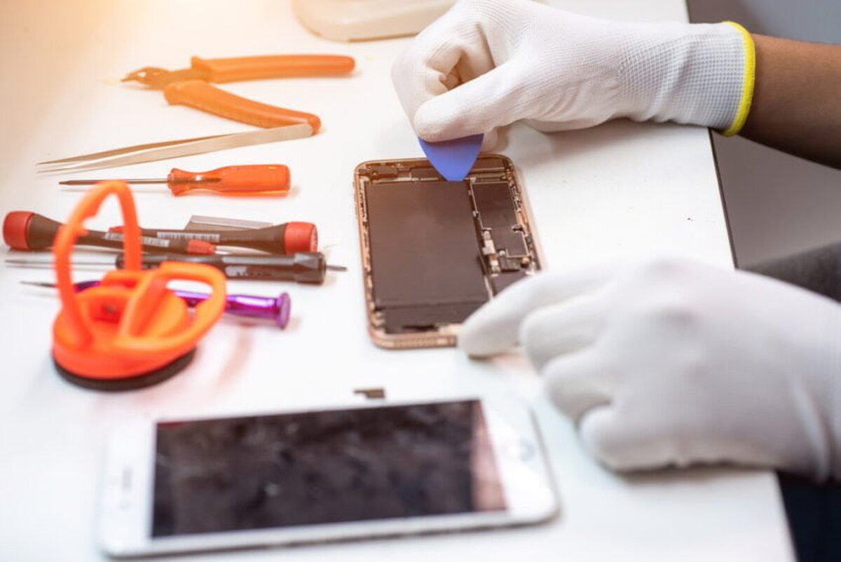 Apeluri pentru introducerea uceniciei de reparare a telefoanelor în Marea Britanie, după ce specialiștii se luptă să găsească personal