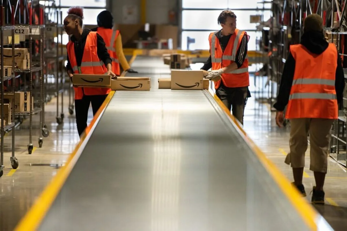 Muncitorii Amazon sunt pregătiți pentru o „bătălie între David și Goliat” împotriva angajatorului pentru condiții salariale precare