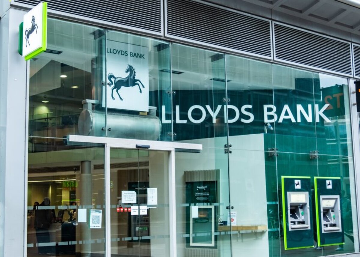 Profitul Lloyds Bank este pe cale să fie reținut pentru a pune deoparte milioane de euro pentru a face față neplății costului vieții