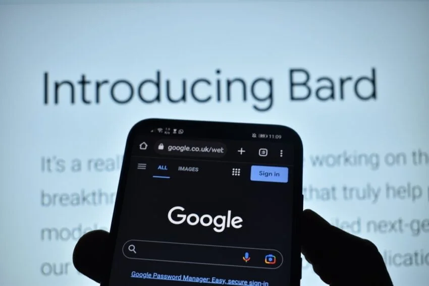 Greșeala robotului de inteligență artificială Bard de la Google șterge 100 de miliarde de dolari din acțiuni