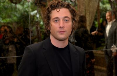 Topul cu plasă al lui Jeremy Allen White în Vanity Fair