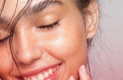 Ce este acidul hialuronic și de ce se găsește în atât de multe produse de îngrijire a pielii?