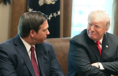 Raport: Trump plănuiește să-l atace pe Ron DeSantis pentru că are farmecul unui tofu reîncălzit