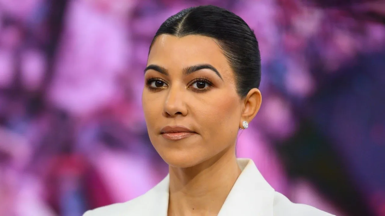 Kourtney Kardashian i-a închis gura unui fan care a întrebat-o dacă este însărcinată și a aprins o dezbatere despre corpul femeilor