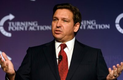 În Florida lui Ron DeSantis, un editor de manuale a eliminat orice mențiune despre rasă în povestea lui Rosa Parks