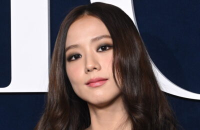 Jisoo de la Blackpink este în epoca ei emo cu unghii negre, ochi fumurii și o căciulă – Vezi foto