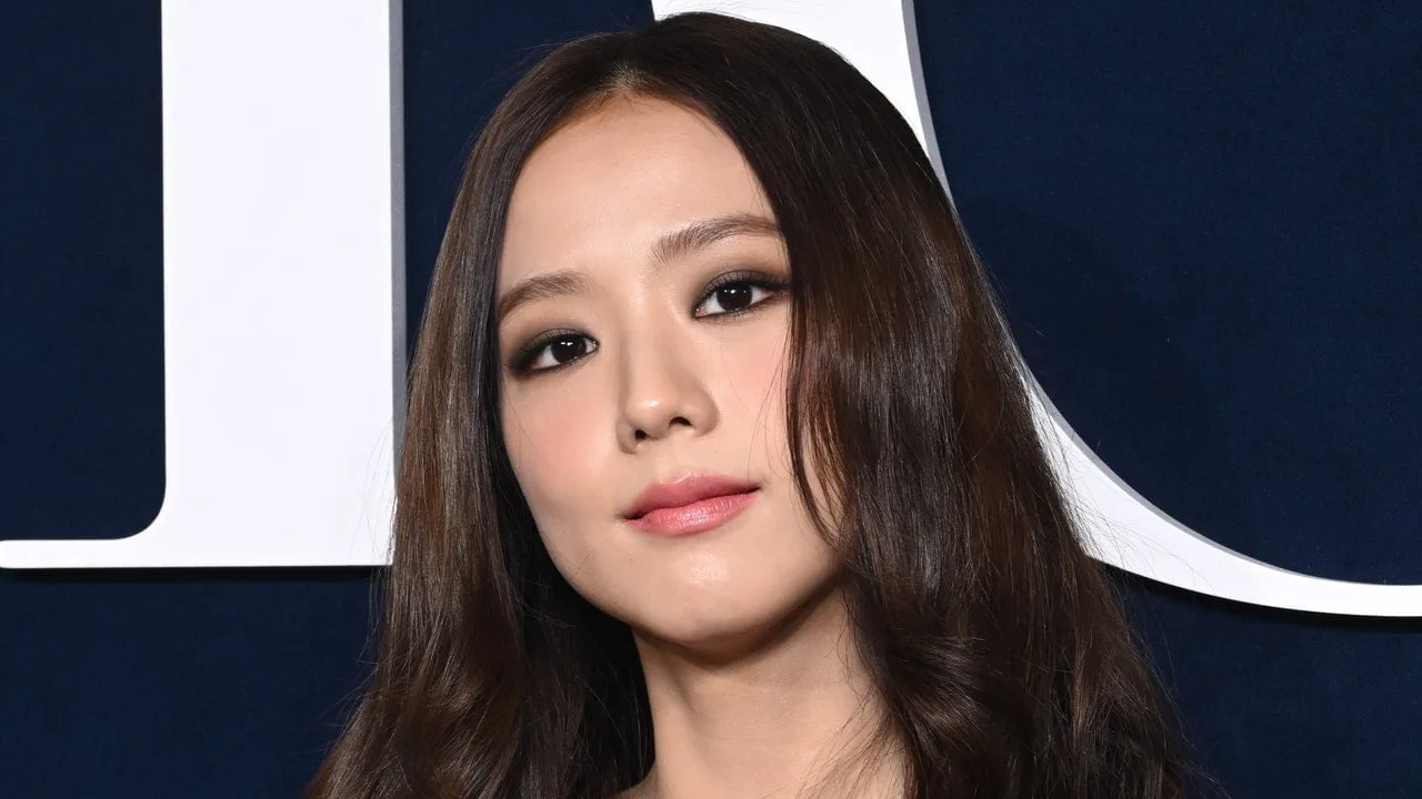 Jisoo de la Blackpink este în epoca ei emo cu unghii negre, ochi fumurii și o căciulă – Vezi foto