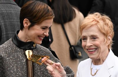Fermoarul supradimensionat al lui Sarah Paulson la Săptămâna Modei de la Paris