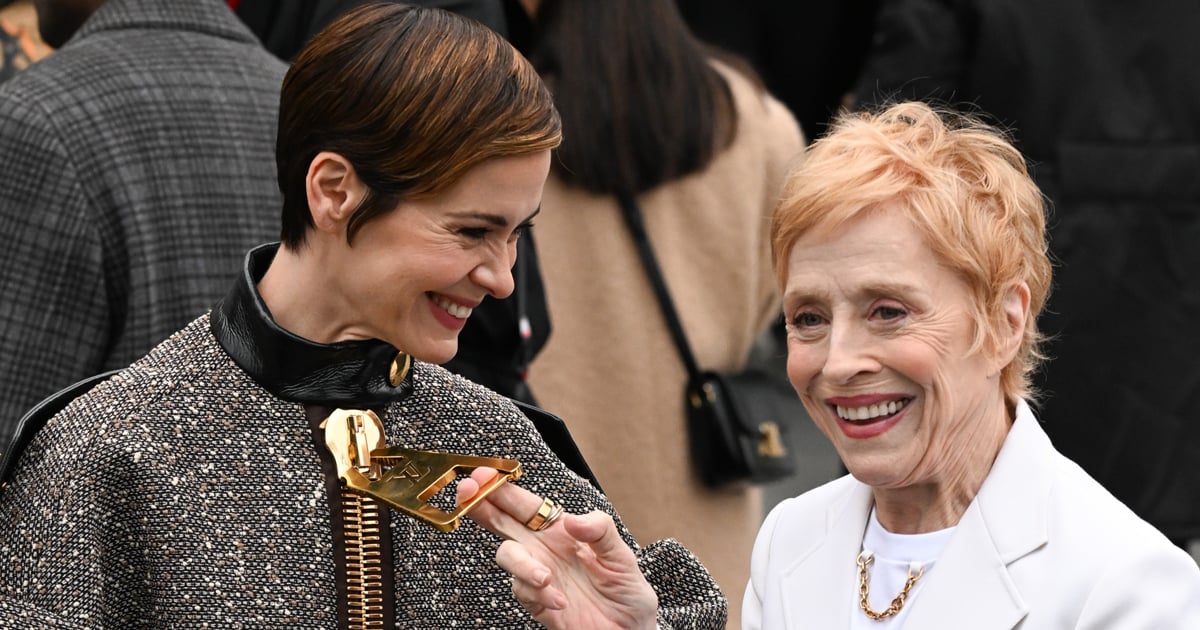 Fermoarul supradimensionat al lui Sarah Paulson la Săptămâna Modei de la Paris